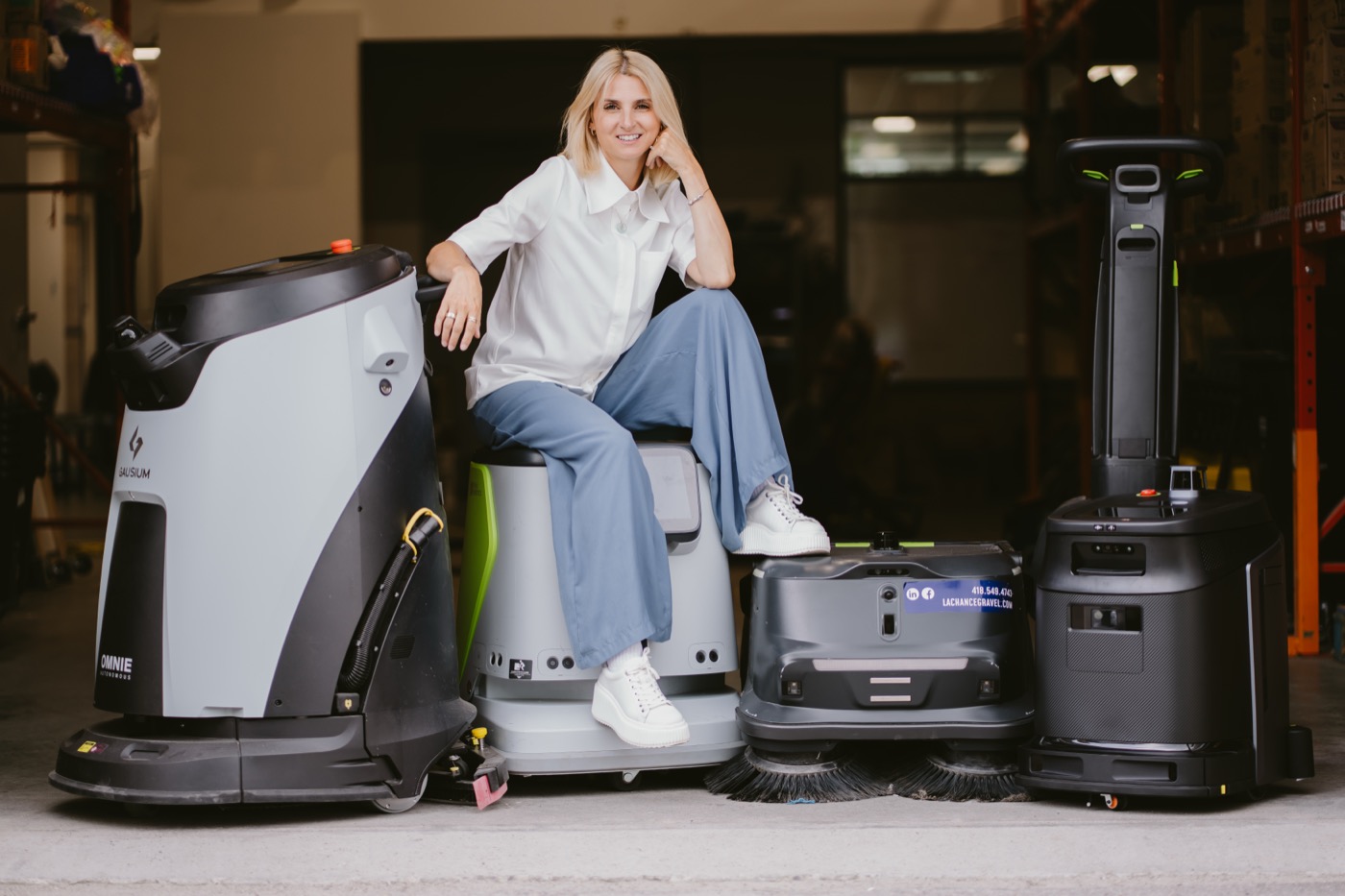 Annik Lachance présentant les différents robots Pudu et Gausium